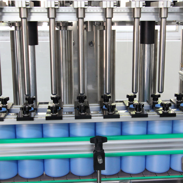 Automatinė rankinių dezinfekavimo priemonių plastikinių purškiamų butelių užpildymo įranga