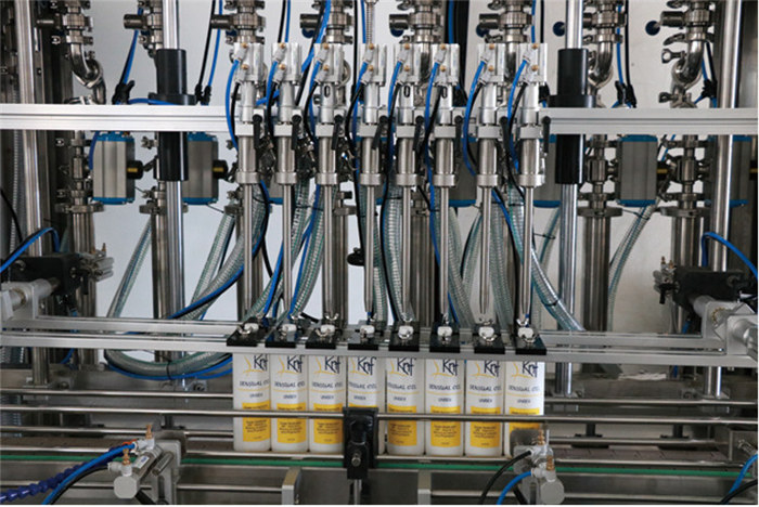 Automatinė rankinių dezinfekavimo priemonių plastikinių purškiamų butelių užpildymo įranga